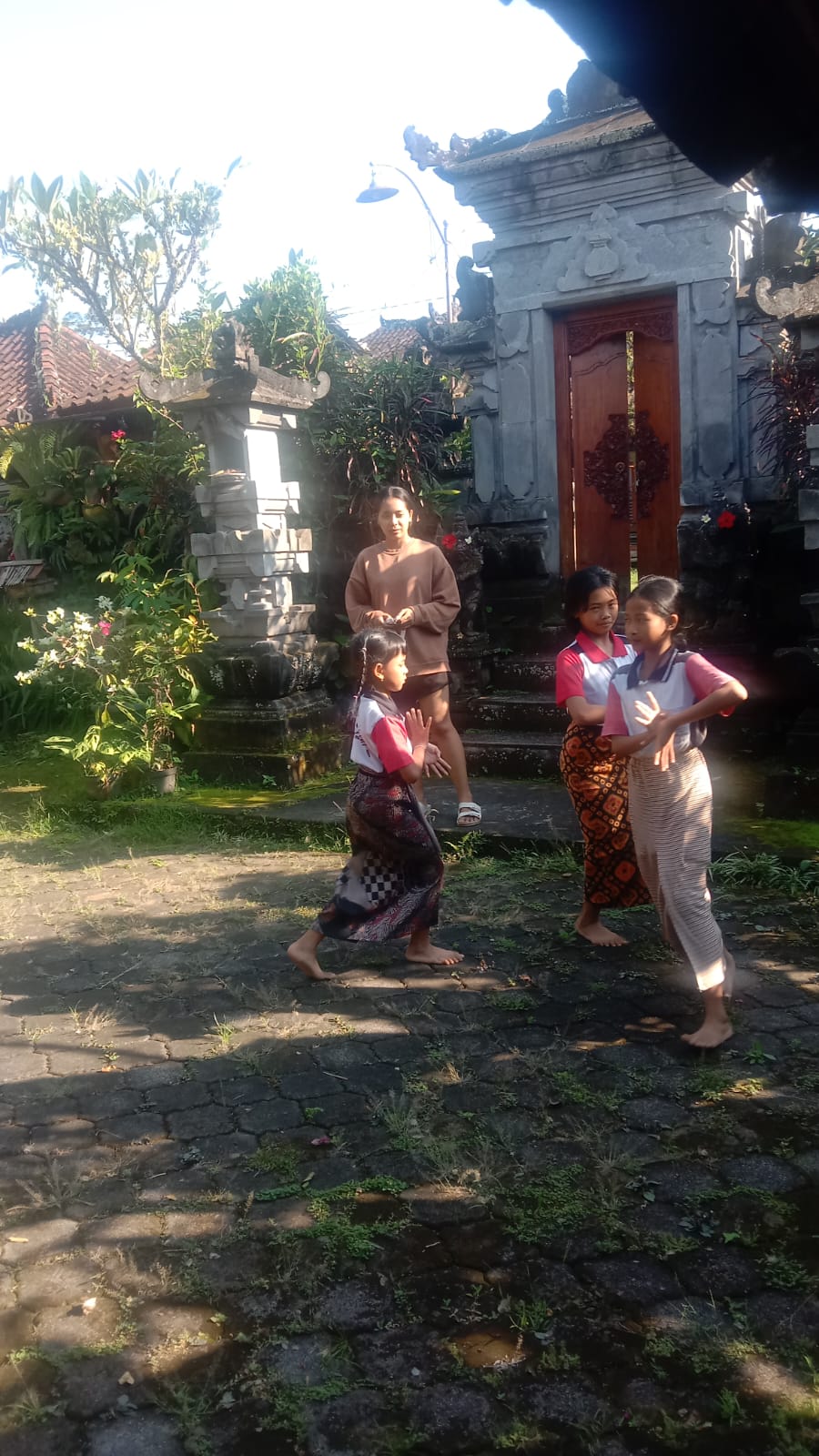 Children's Dance Practice at the Dhira Pradiva Foundation (2)