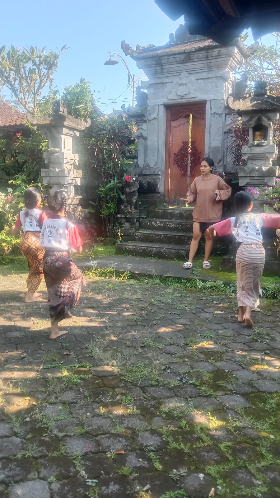 Children's Dance Practice at the Dhira Pradiva Foundation (4)